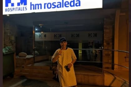Un joven español muy fanático de Duki, se escapó del hospital en bata para regresar al festival en el que se presentaba su ídolo. Captura Twitter @adrianmesejo