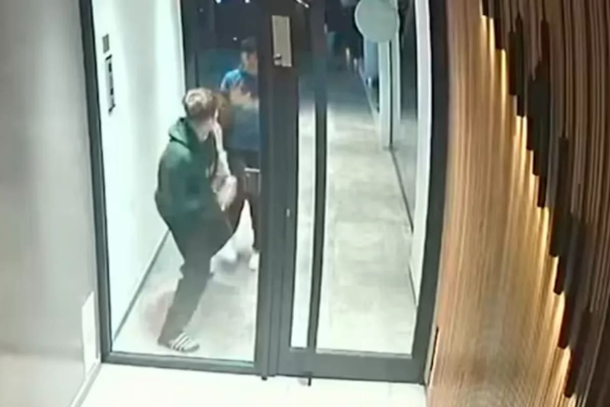 Un joven estudiante logró evitar que le robaran el celular tras enfrentarse contra dos delincuentes en la entrada de su edificio en el barrio de Nueva Córdoba