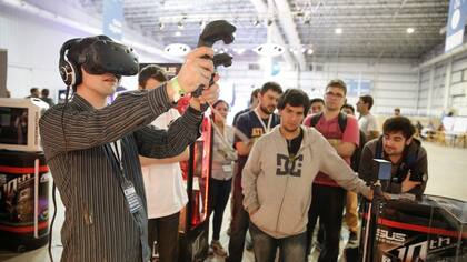 Un joven experimenta con la realidad virtual