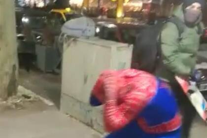 Un joven fue atacado por su competidor, molesto porque le "usurpó" el personaje; el golpe fue brutal, en pleno centro de Mendoza