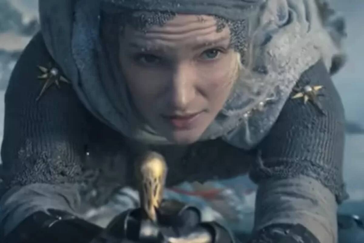 Un joven Galadriel, interpretado por Morfydd Clark, se muestra aferrado a un acantilado helado en el tráiler