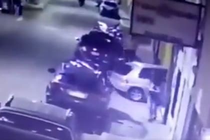 Un joven incrustó su auto contra un boliche en San Pedro