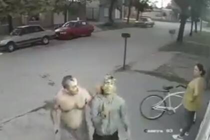 Un joven lo asaltó pero lo atrapó con un machete lo hizo arrodillar frente a las cámaras de seguridad, fue en Santa Fe en la localidad de Esperanza
