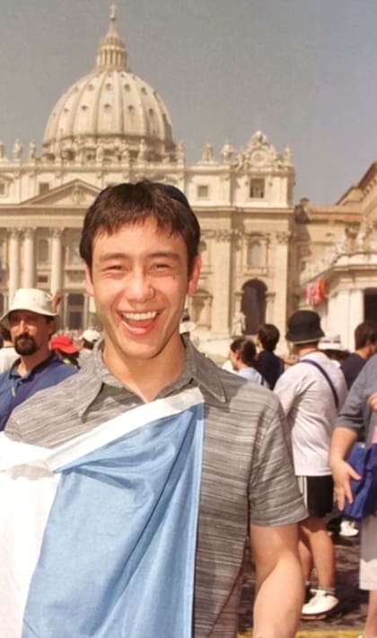 Un joven Luciano Pereyra con la bandera argentina en Roma