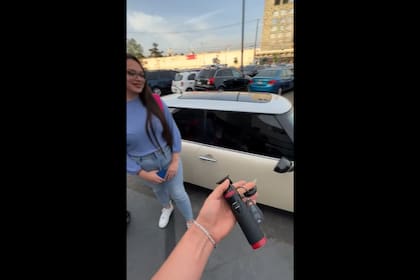 Un joven ofreció un auto a cambió de un reto (Captura video)