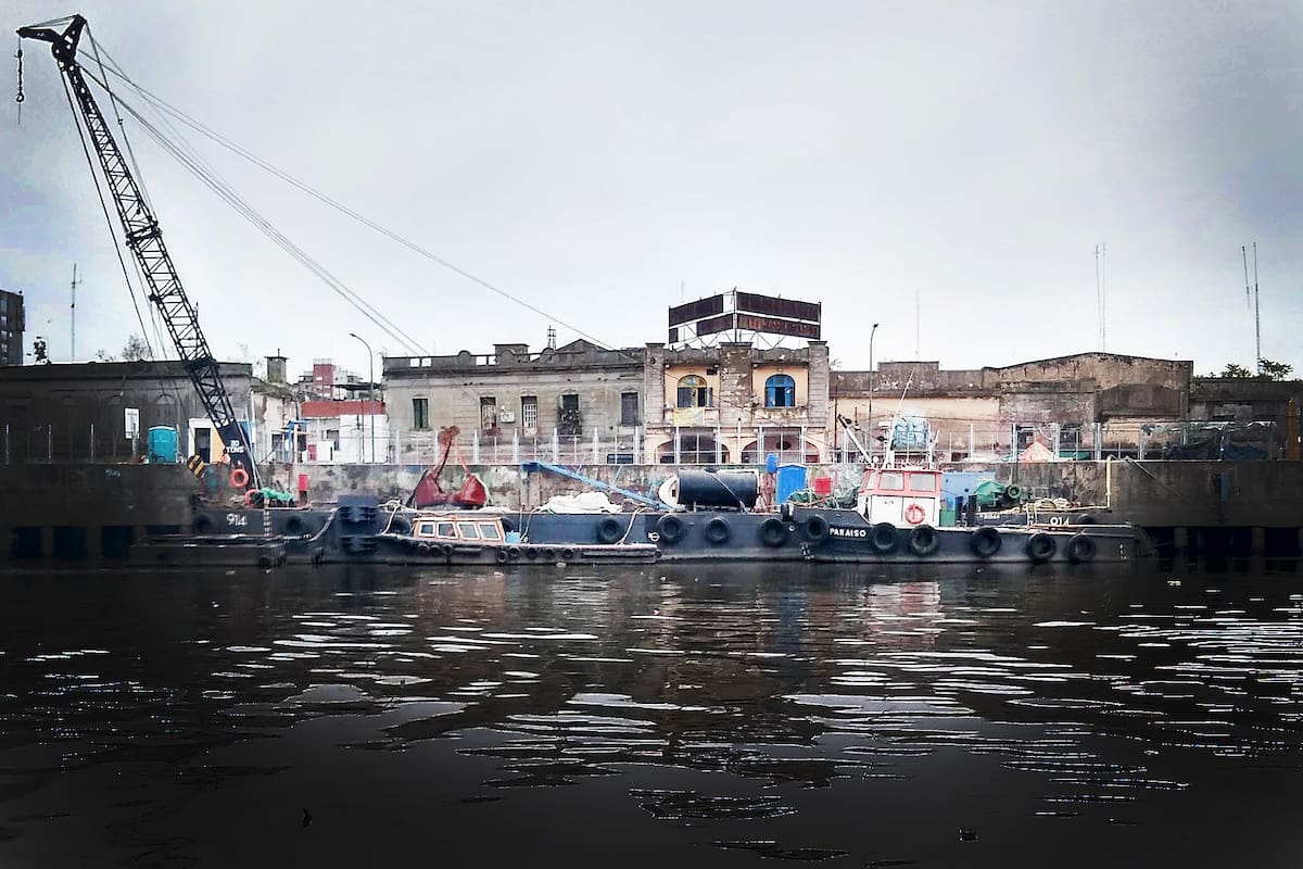 Un joven perdió una pelota y murió ahogado en el Riachuelo al intentar recuperarla