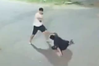 Una joven quedó inconsciente tras recibir una brutal patada a la cabeza durante una pelea callejera