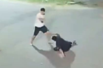 Un joven quedó inconsciente tras recibir una brutal patada a la cabeza durante una pelea callejera en el partido bonaerense de Lomas de Zamora