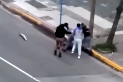Un joven recibió una golpiza a la salida de un boliche en Mar del Plata y un auto se metió en contramano para intervenir en la pelea