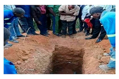 Un joven religioso de Zambia fue sepultado vivo para "resucitar" como Jesús, pero murió