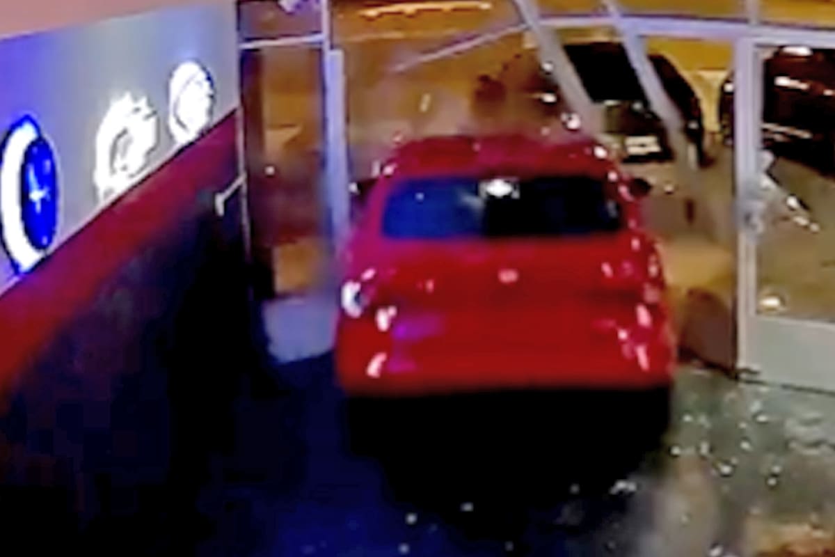 Un joven robó un auto de una consecionaria de Santa Rosa, rompió el portón para sacralo y a las 5 cuadras chocó contra una columna, terminó preso y el Fiat Cronos destruido