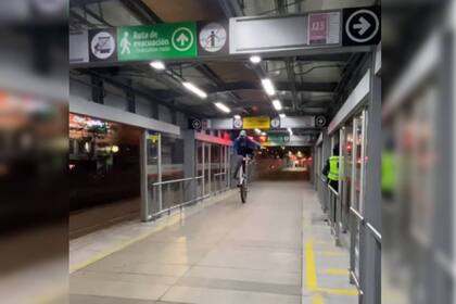 Un joven se grabó mientras hacía un truco pero nada salió como esperaba (Captura video)