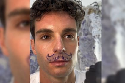 Un joven se hizo un tatuaje y causó furor (Captura video)