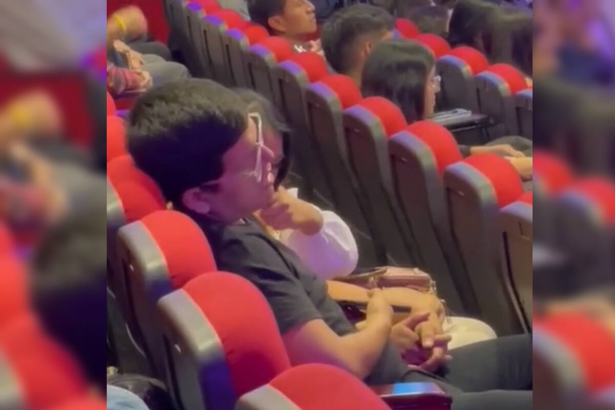 Un joven se quedó dormido y su novia "aprovechó" la situación (Captura video)