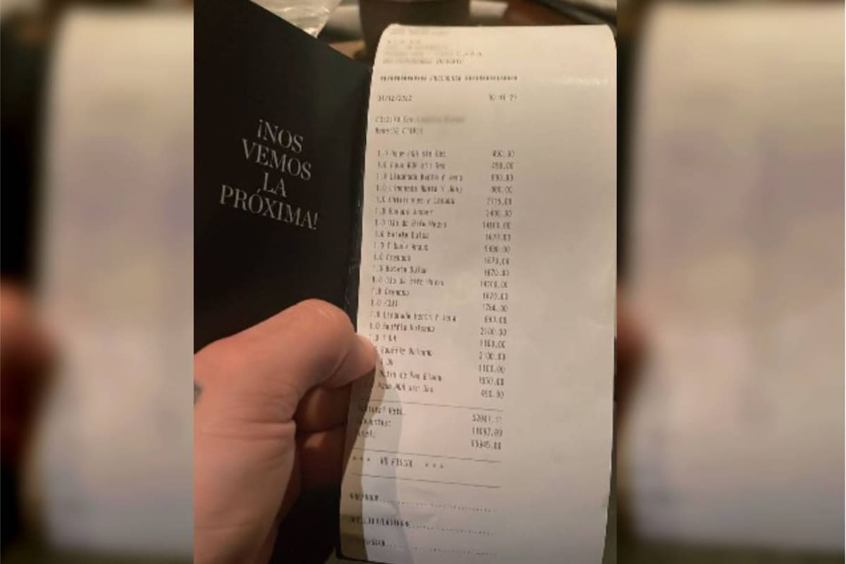 Un joven se quejó en Twitter de los impuestos que tuvo que pagar por su cena en un restaurante y otro tuitero le contestó con un detalle que lo dejó en ridículo