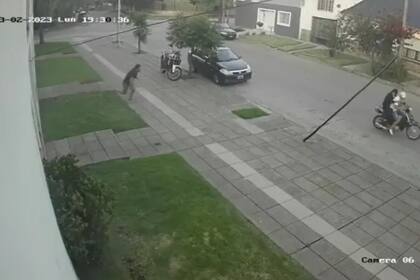 Un joven se tiró del balcón para evitar que le roben la moto