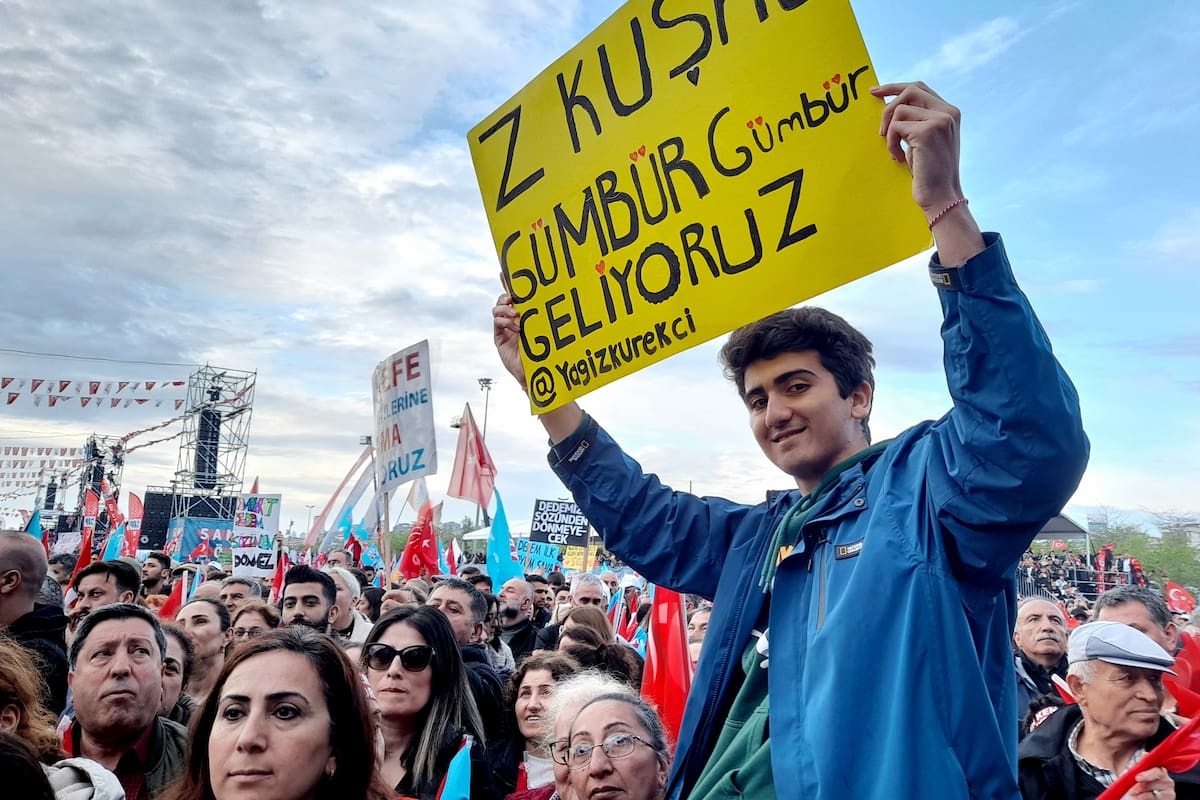 Un joven sostiene un cartel que dice "Los de la generación Z subimos con fuerza", en el gran mitin de la oposición en Estambul