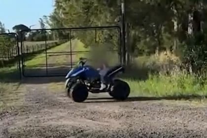 Un joven subió un video de su hijo manejando un cuatriciclo