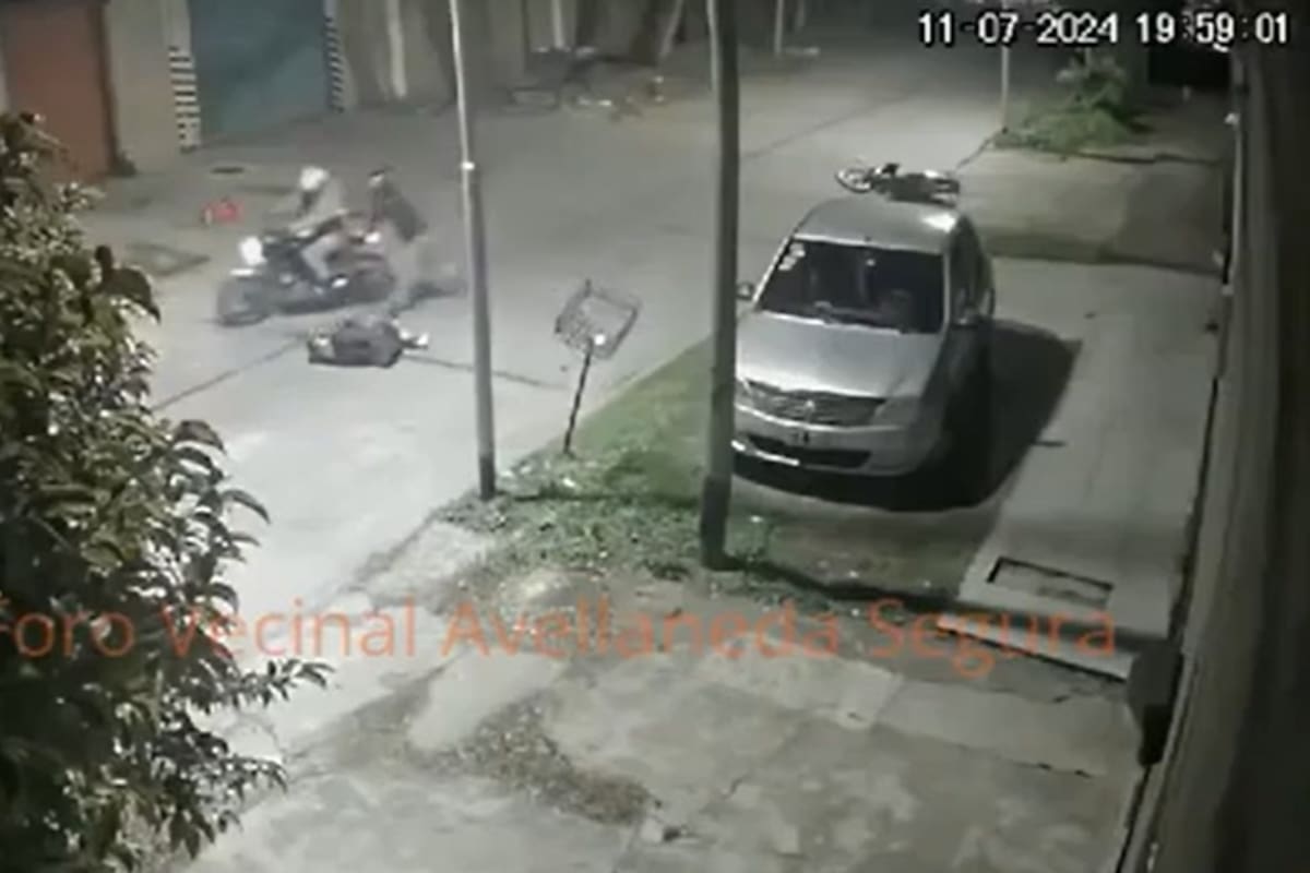 Un joven sufrió un brutalmente impacto al intentar evitar que lo asaltaran dos motochorros en Wilde.