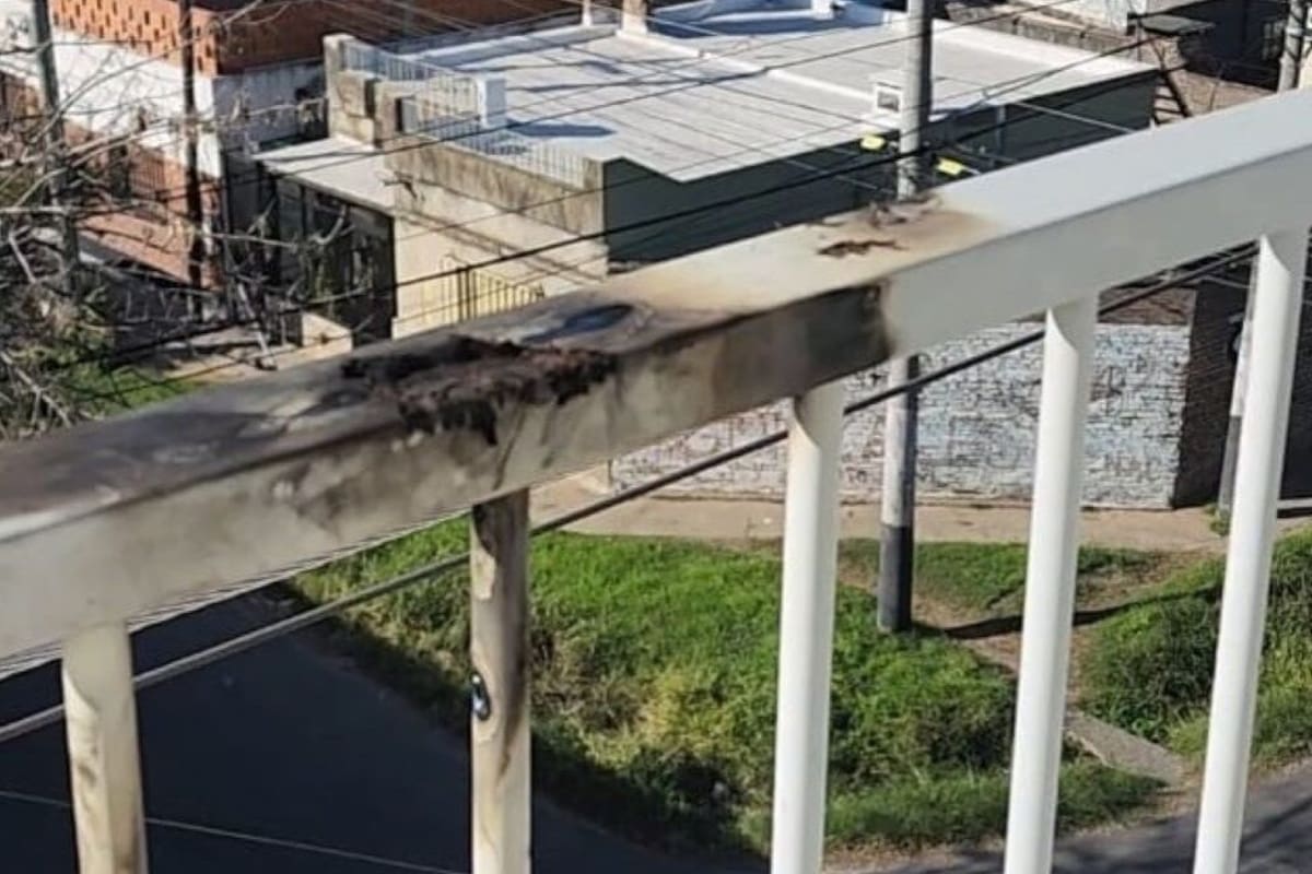 Un joven sufrió una fuerte descarga eléctrica al apoyarse en un balcón, los familaires responsabilizan a la empresa de electricidad