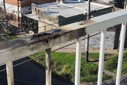 Un joven sufrió una fuerte descarga eléctrica al apoyarse en un balcón, los familaires responsabilizan a la empresa de electricidad