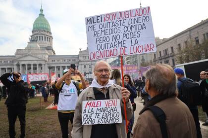 Un jubilado, su reclamo, y el Congreso de fondo