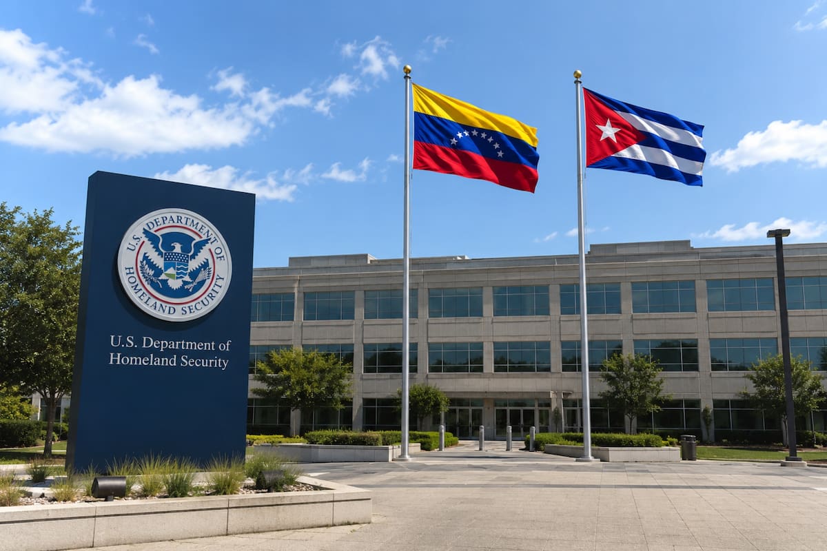 Un juez federal de Rhode Island invalidó una serie de normativas del gobierno de Trump que bloqueaban el procesamiento de beneficios migratorios legales, lo que favorece a venezolanos y cubanos
Fotomontaje editado con IA (@uscis y Unsplash)