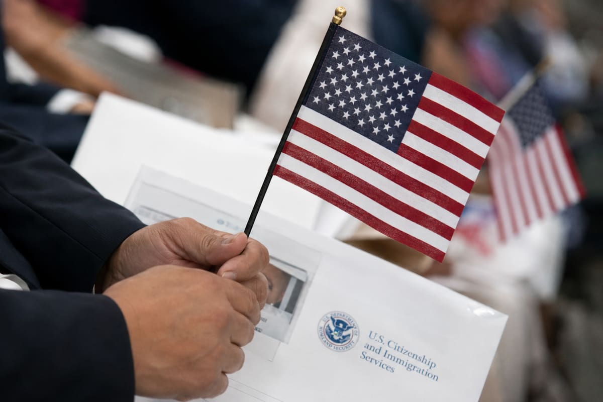 Un juez federal emitió una medida cautelar que frena provisionalmente la norma impulsada por la administración Trump sobre el registro de votantes en ceremonias del Uscis