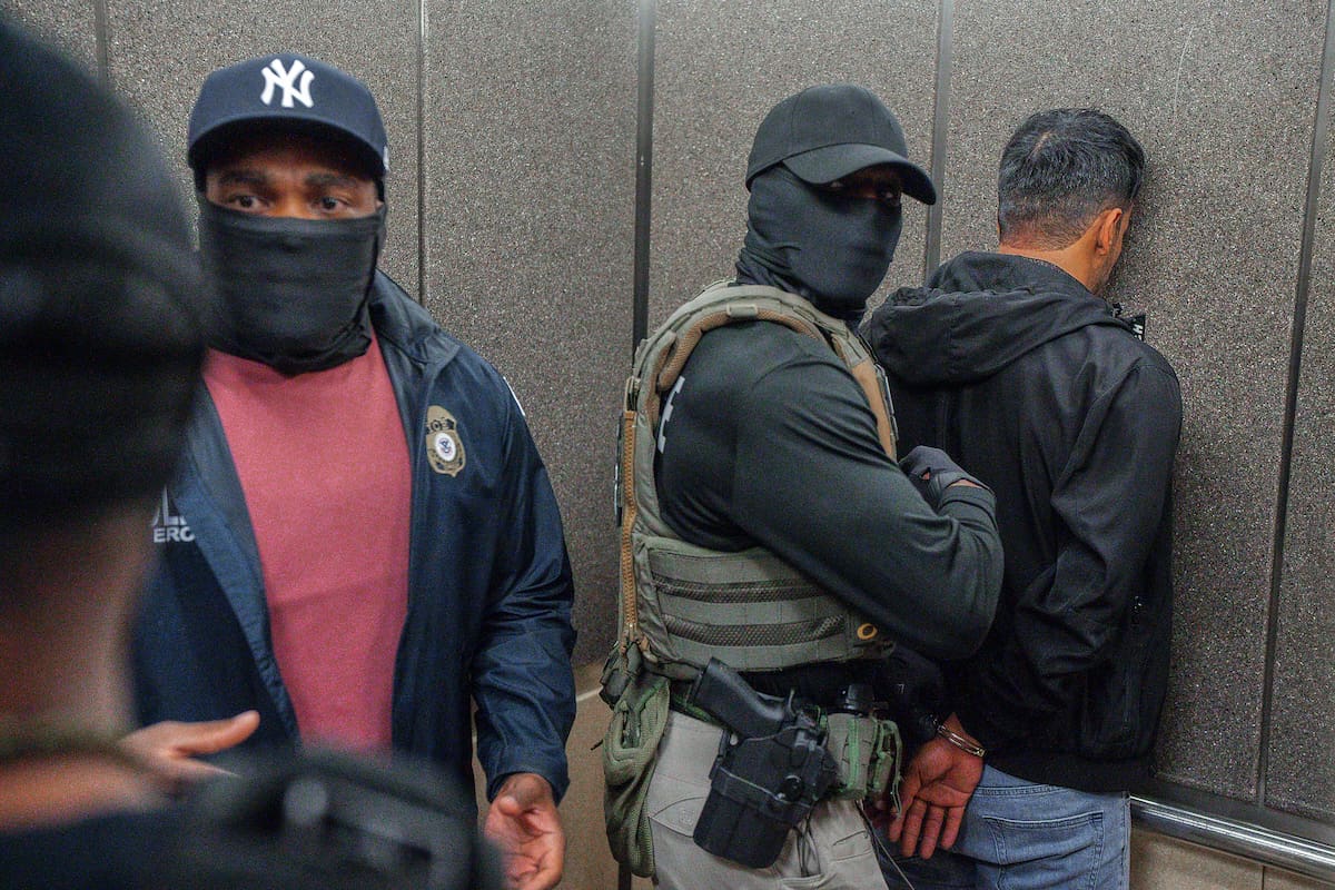 Un juez federal ordenó este lunes limitar los arrestos del Servicio de Control de Inmigración y Aduanas (ICE, por sus siglas en inglés) dentro y alrededor de tres cortes migratorias de Manhattan (AP Foto/Olga Fedorova, Archivo)