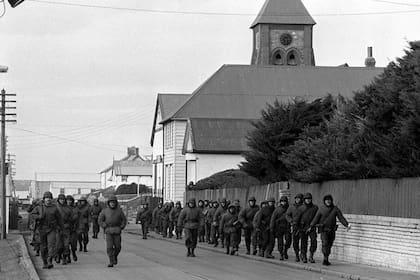 Soldados argentinos recorren Puerto Argentino, días después del desembarco del 2 de abril de 1982