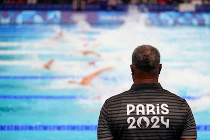 Un juez sigue una eliminatoria del relevo masculino 4x100 libre en los Juegos Olímpicos de París, el sábado 27 de julio de 2024, en Nanterre, Francia. (AP Foto/Petr David Josek)