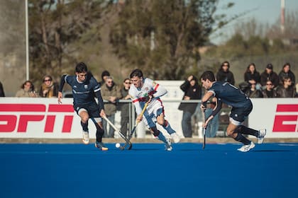 Un jugador de Banco Provincia se abre paso ante jugadores de Ciudad B