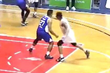 un jugador de básquet profesional desmayó a su rival con un brutal golpe en la cara durante un partido