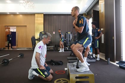Un jugador de la Selección de Brasil usando la máquina para prepararse para el Mundial