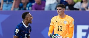 Un jugador de Paraguay le pegó un pelotazo a Mbappé por ignorarle un saludo y gritarle en la cara
