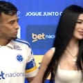 Un jugador uruguayo fue presentado en Cruzeiro junto a su novia, pero un gesto de ella se volvió viral