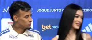 Un jugador uruguayo fue presentado en Cruzeiro junto a su novia, pero un gesto de ella se volvió viral
