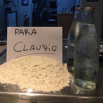 Un kilo de harina y un litro de agua, lo que le dejó la pizzería Vía Apia a Claudio para que hiciera su propia pizza
