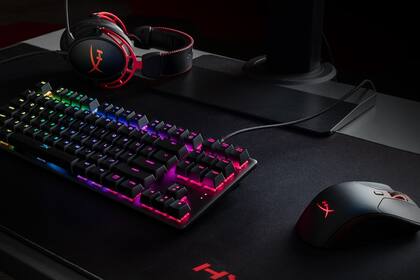 Un kit gamer de HyperX con teclado mecánico, auriculares con control y mouse programable