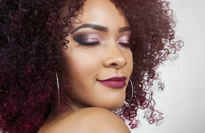 Un labial púrpura, notorio, valiente, irá bien en una persona de Aries