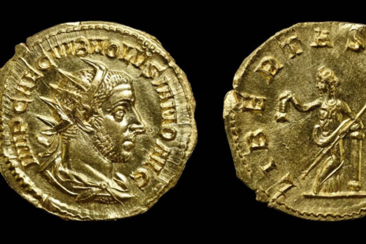 Un lado de la moneda presenta un retrato del emperador Volusianus con barba y con una corona de rayos en la cabeza, mientras que el otro representa a Libertas, la personificación de la libertad.