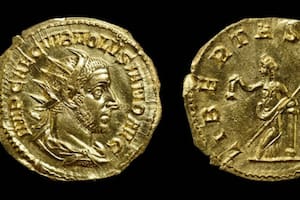 Un lado de la moneda presenta un retrato del emperador Volusianus con barba y con una corona de rayos en la cabeza, mientras que el otro representa a Libertas, la personificación de la libertad.