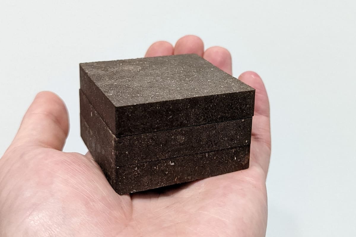 Un ladrillo de StarCrete es más resistente que el hormigón, según sus creadores de la universidad de Manchester; está hecho de regolito marciano, sal común y almidón de papa