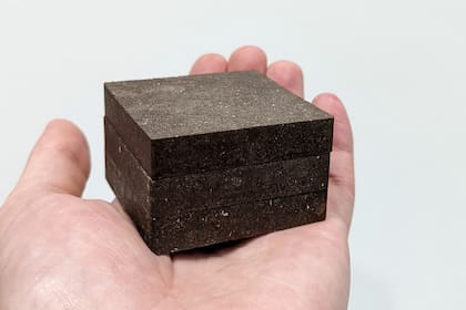 Un ladrillo de StarCrete es más resistente que el hormigón, según sus creadores de la universidad de Manchester; está hecho de regolito marciano, sal común y almidón de papa