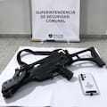 Pese a sumar condenas y procesamientos, fue atrapado en pleno raid de robos con la réplica de una ametralladora