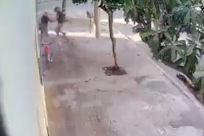 Un ladrón asaltó y golpeó a una mujer cuando esperaba a su hija en la puerta del jardín "Osito Mimoso" en Asunción al 4700, Ciudadela