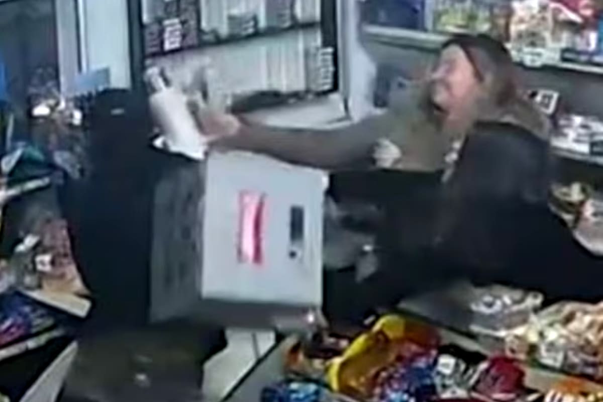 Un ladrón entró a un almacén y amenazó a dos mujeres con un cuchillo: le respondieron con agua hirviendo y cajonazos