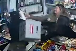 Un ladrón entró a un almacén y amenazó a dos mujeres con un cuchillo: le respondieron con agua hirviendo y cajonazos