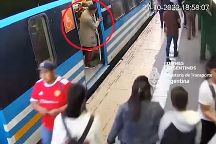 Un ladrón fue atrapado por un pasajero tras robar un celular en el tren Roca