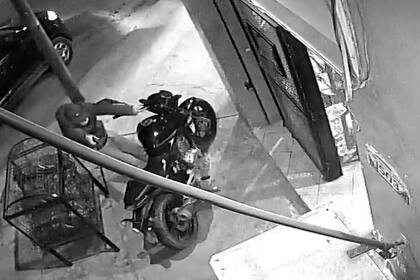 Un ladrón recibe un tiro al enfrentarse con un policía al que le robó la moto, en Moreno